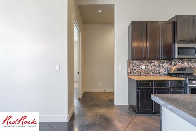 Building Photo - 4 Bedroom Luxury Home Near Sand Hollow