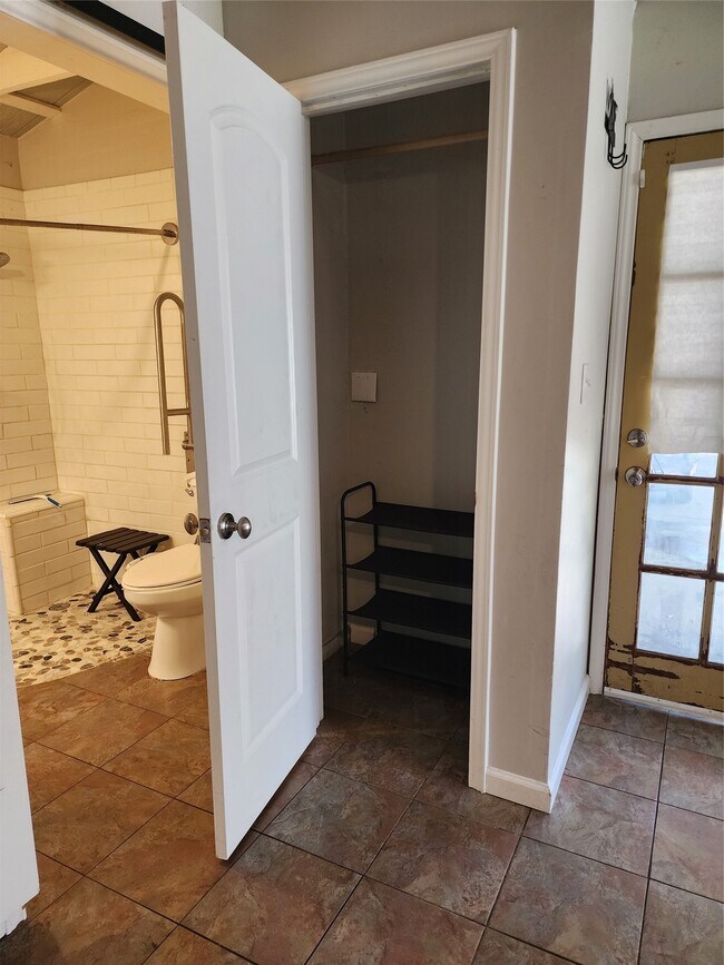 Building Photo - 13373 Southshore Dr