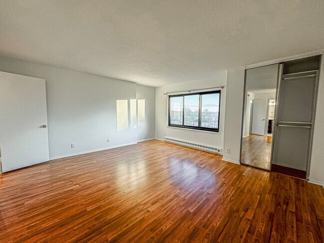 Building Photo - Recently Renovated 3 Bed 2.5 Bath Condo With Balcony In Vibrant Watergate At Landmark - Utilities...
