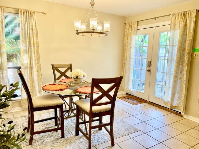 Building Photo - 3 BR 2.5 BA Luxury Townhouse
