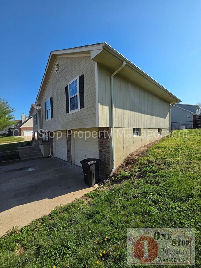 Building Photo - Spacious 3 bedroom/ 2.5 bath with a finished basement!!