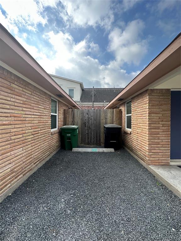 Building Photo - 813 Waverly St