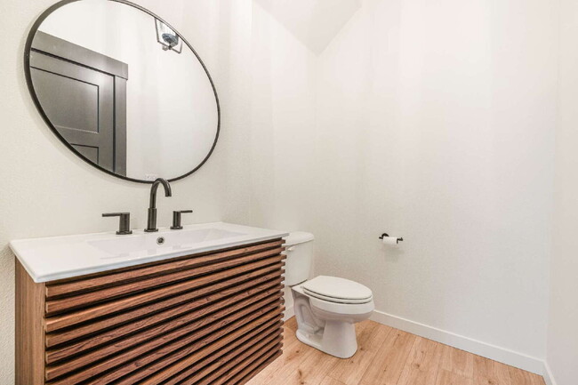 Building Photo - Beautifully Designed Home With Exceptional Space & Modern Comfort