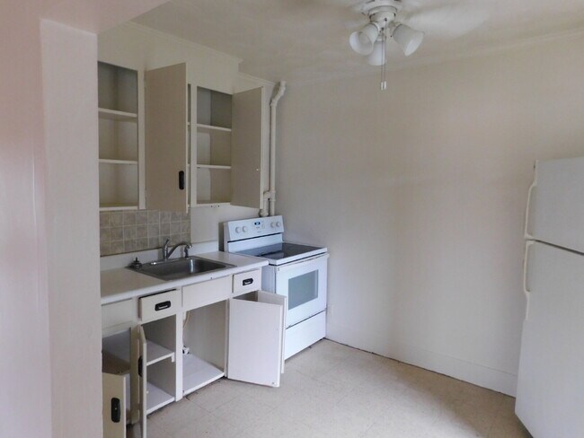Building Photo - Move In Ready Upper Unit Apartment