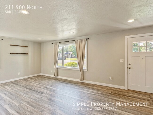 Building Photo - 211 900 N