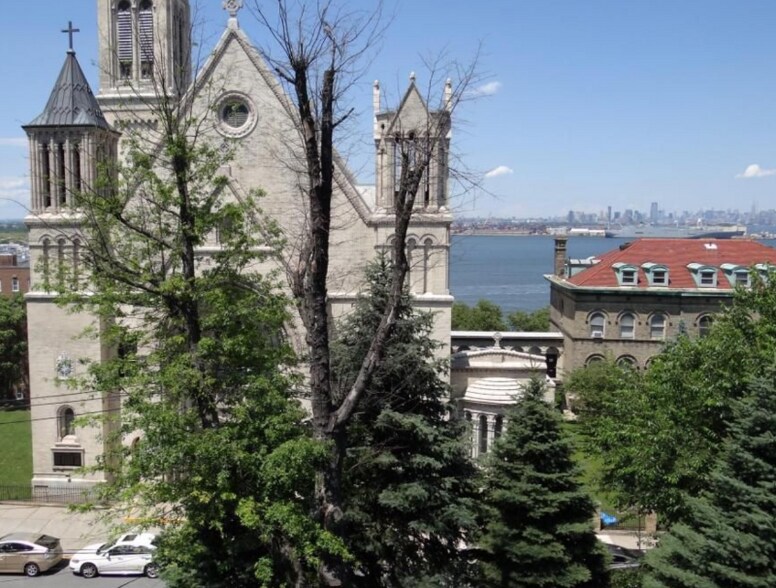 Building Photo - 52 St Marks Pl