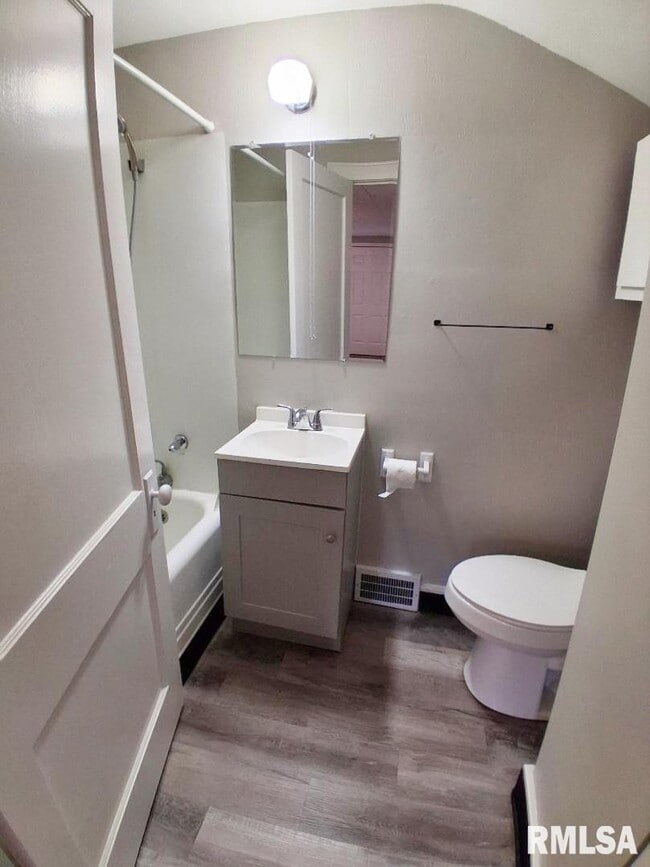 Building Photo - 513 W Loucks Ave