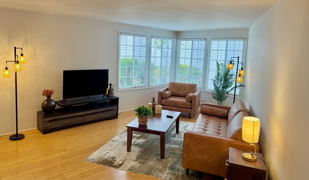 furnished living room - 1320 S Beverly Glen Blvd