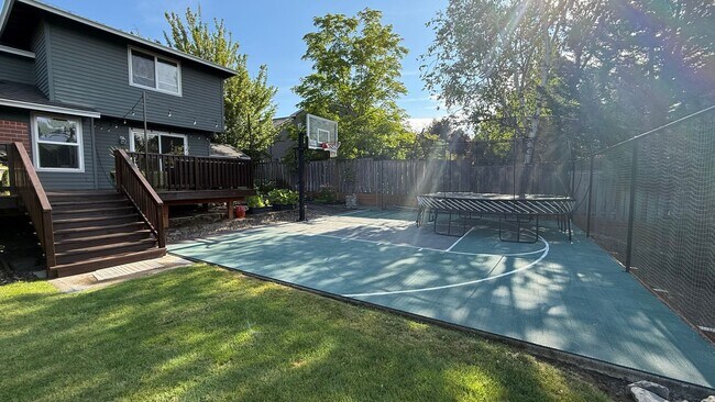 Building Photo - Pristine Single-Family Home in the Heart o...