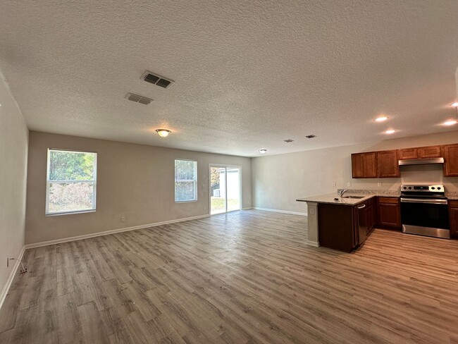 Building Photo - Pritchard Point - Three Bedroom Home