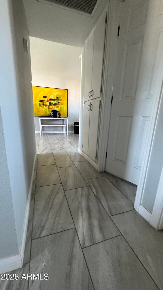 Building Photo - 222 E Southgate Ave