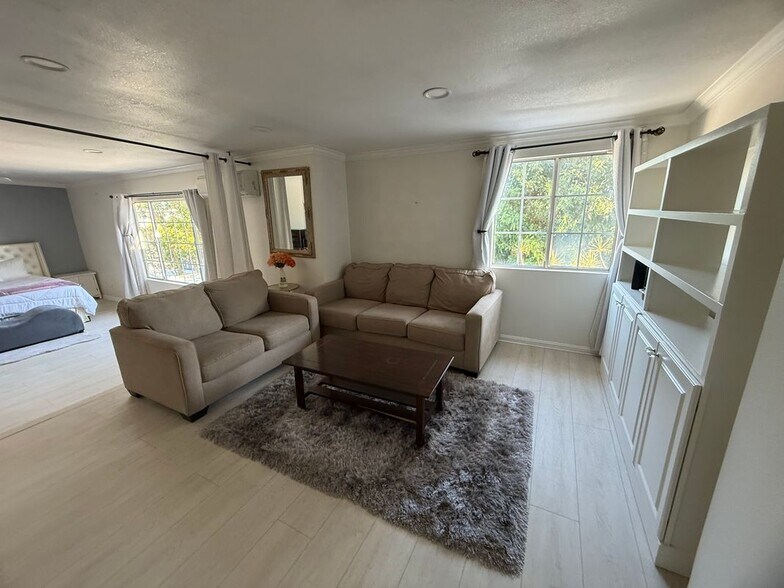 Building Photo - 10302 Parkview Ave