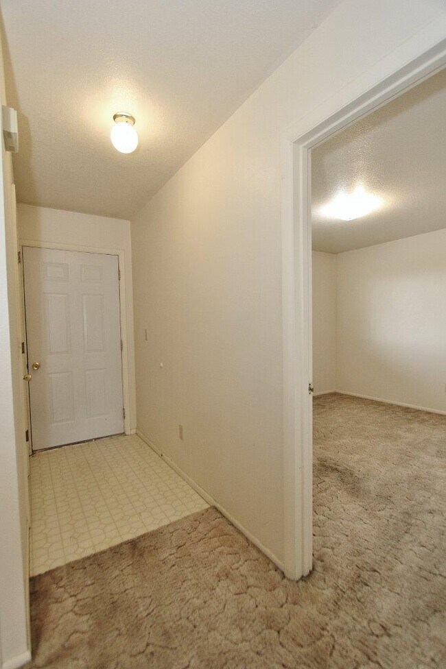 Building Photo - 639 N Moffatt Ave