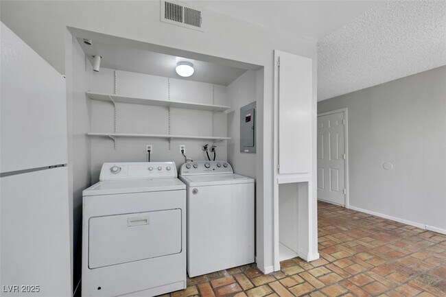 Building Photo - 1520 Hialeah Dr