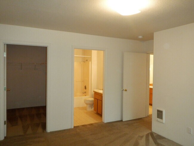 Building Photo - Single Level 2 Bed/2 Bath End Unit with Ga...