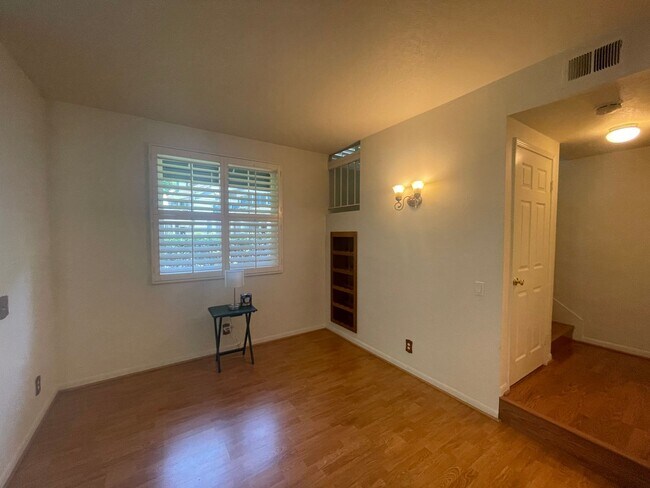 Building Photo - Bright and Spacious End-Unit Townhome in t...