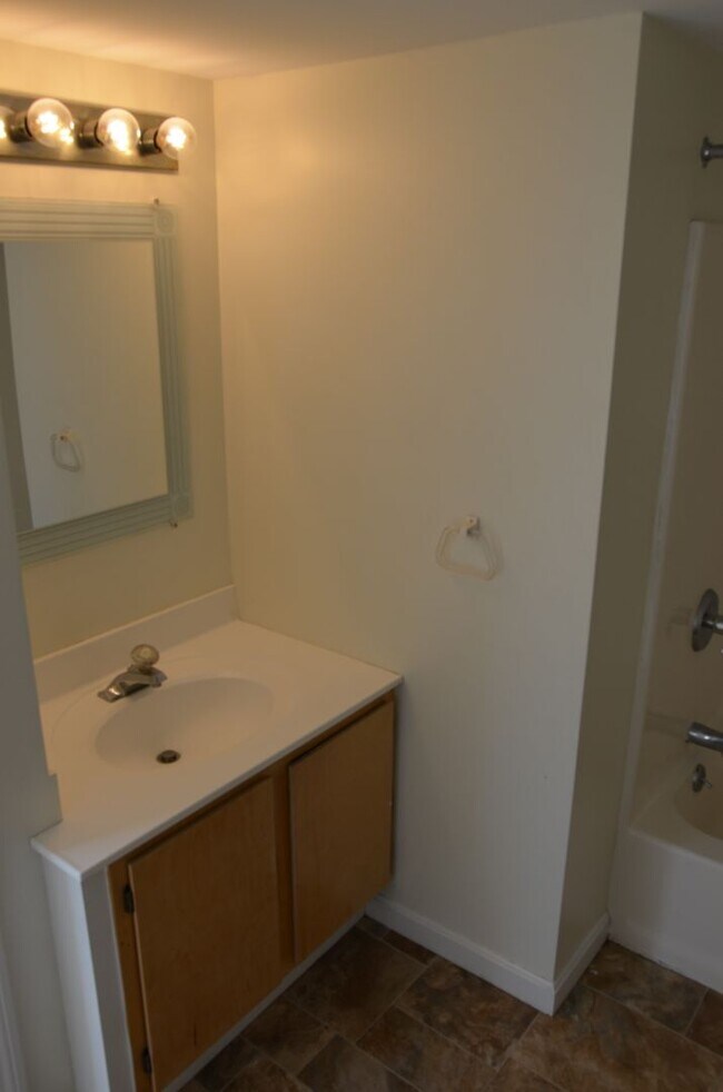 Building Photo - 15-17-17 Peru St