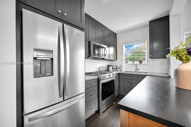 Building Photo - 150 NE 50th St