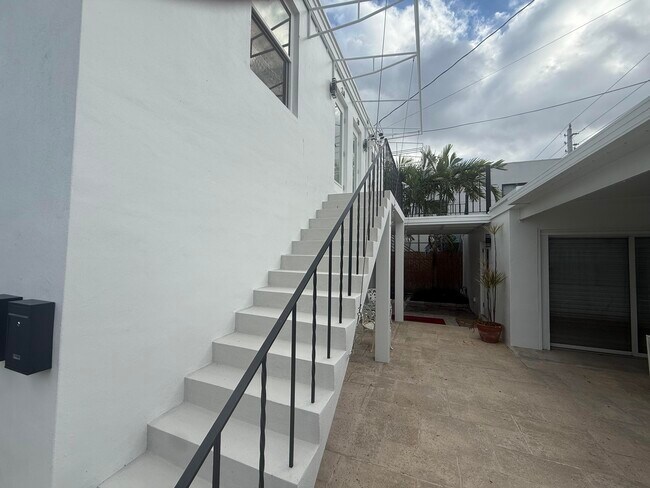 Building Photo - 5909 S Dixie Hwy