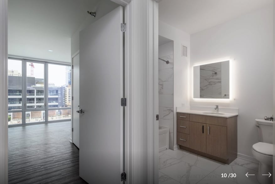 Building Photo - 1212 N La Salle Dr