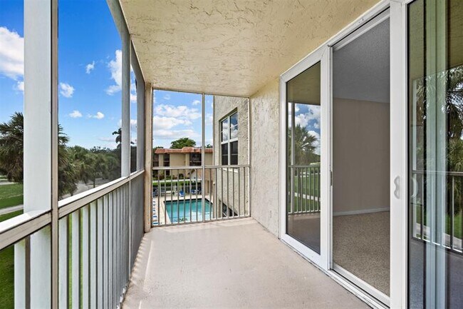 Building Photo - 250 Jacaranda Dr