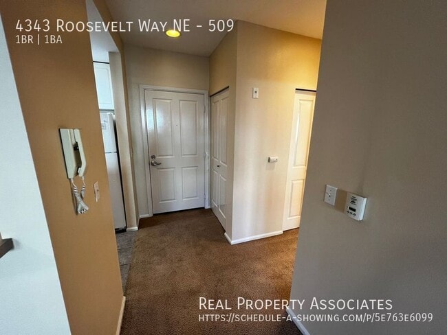 Building Photo - 4343 Roosevelt Way NE