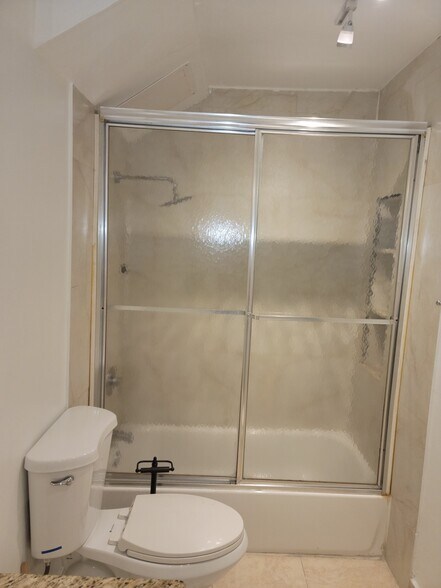 Building Photo - 13455 NE 10th Ave