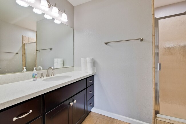 Building Photo - Beautiful 4 Bed 2.5 Bath Town Home in Fremont Northgate Area !