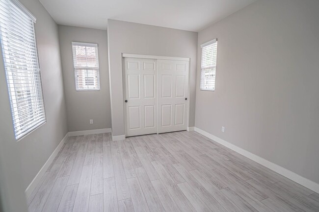 Building Photo - Woodland 3 Bedroom Home for Rent in Valencia!