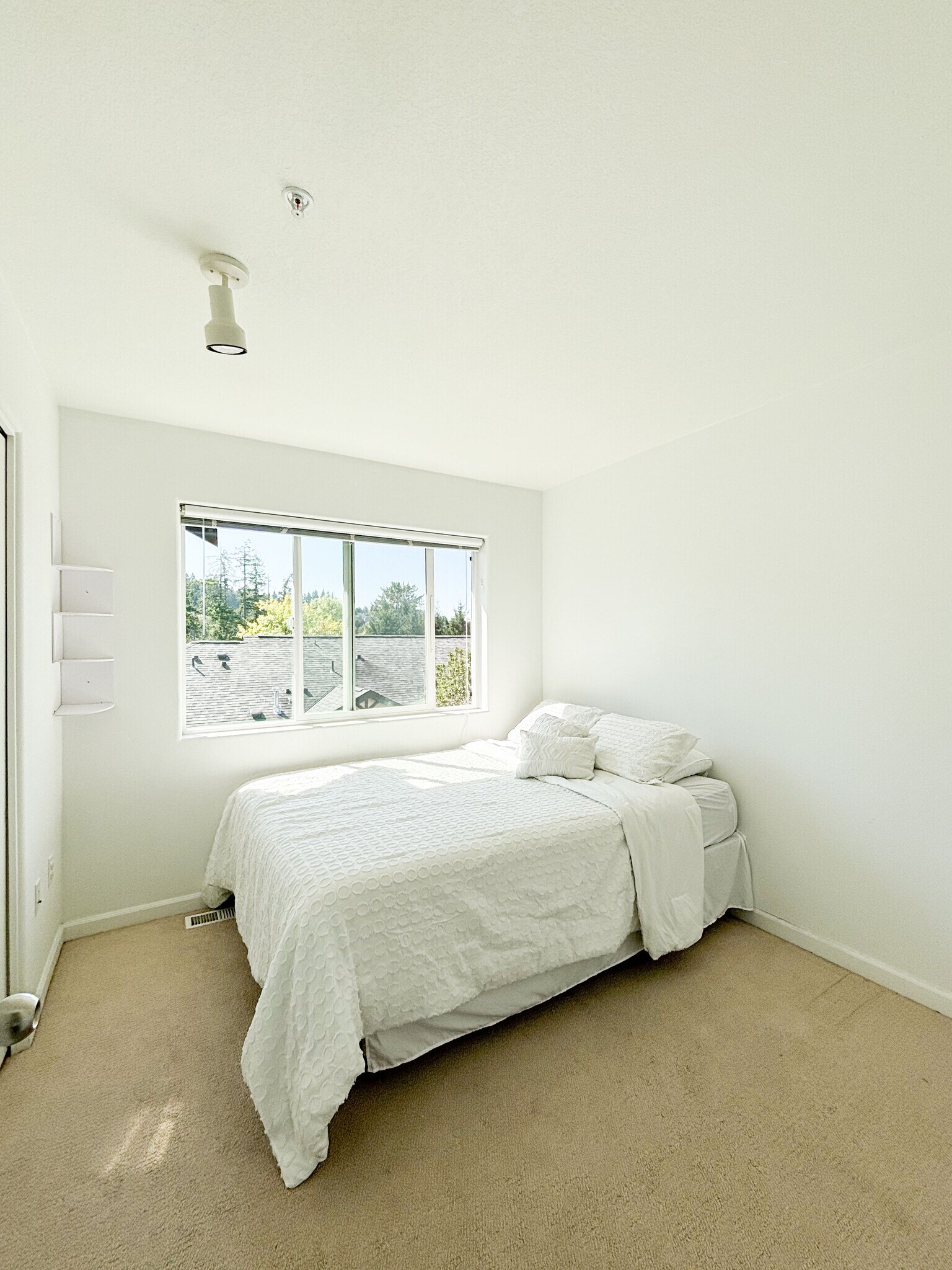Bedroom 3 with large window - 15458 SW Mallard Dr