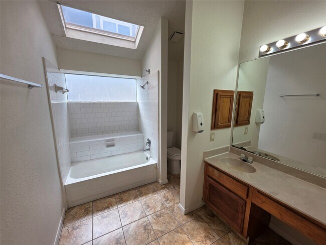 Building Photo - 11726 Plumbrook Dr