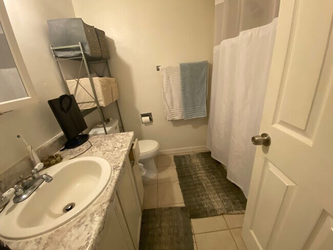 Building Photo - Downtown 2 bedroom ground floor apartment