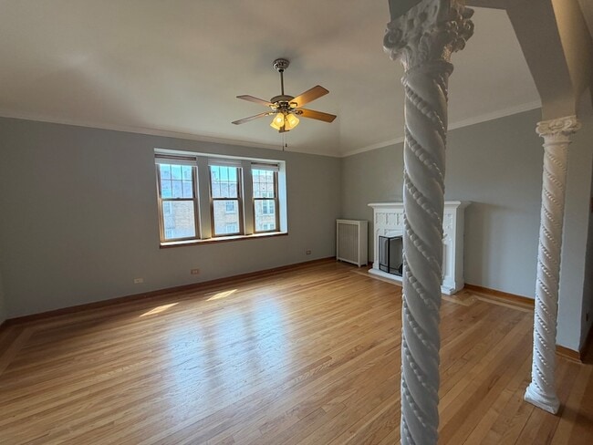 Building Photo - 10913 S Longwood Dr