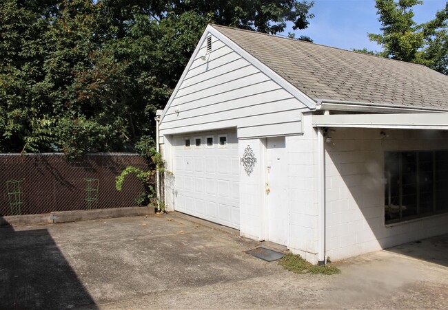 Building Photo - 3/1.5 Bungalow at historic Kenton Park!