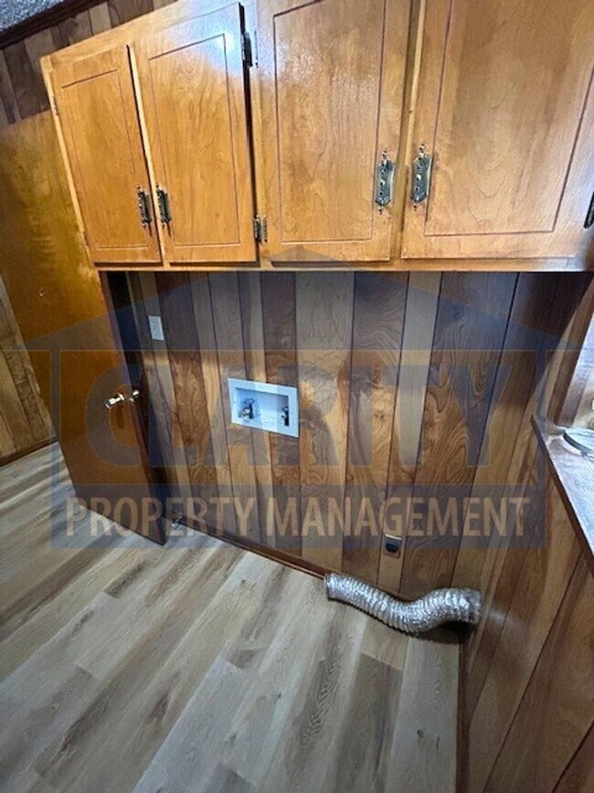 Building Photo - Spacious three bedroom home