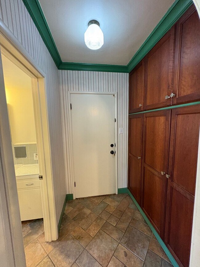 Building Photo - Visalia 2 Bed 2 Bath available now.