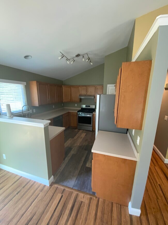 Kitchen pic 3 - 996 Tamara Dr