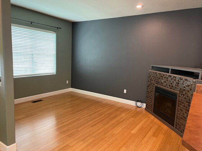 Building Photo - 2 Bed, 2 1/2 Bath townhome close to the Ri...