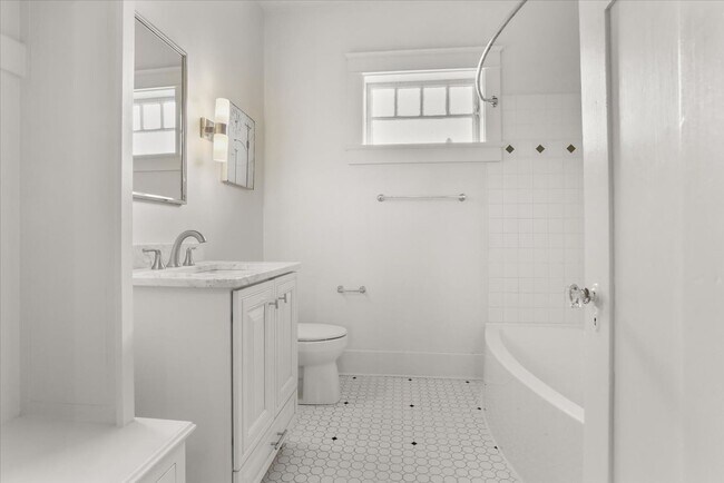 Building Photo - 5 BR- Available June 2027 lease - Renovated House steps from Campus!