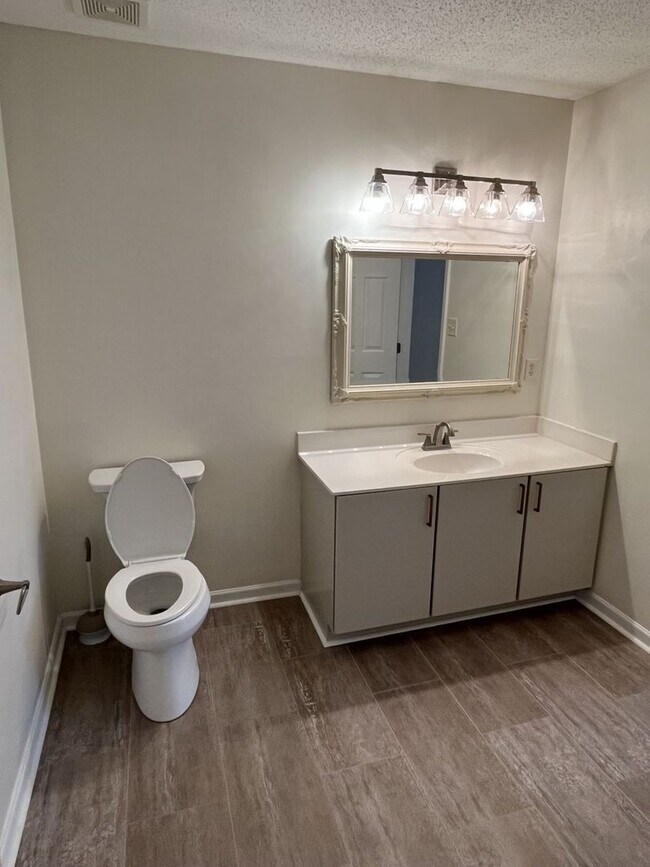 Building Photo - Updated 3 Bedroom, 2 Bath Ranch in NW Char...