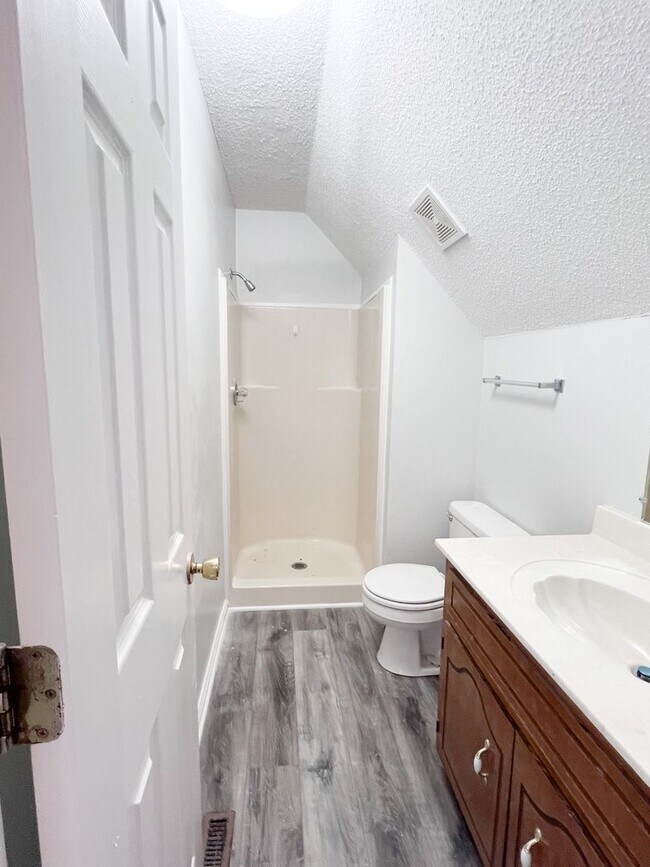 Building Photo - 3 Bedroom 2 Bathroom Home located on a cor...