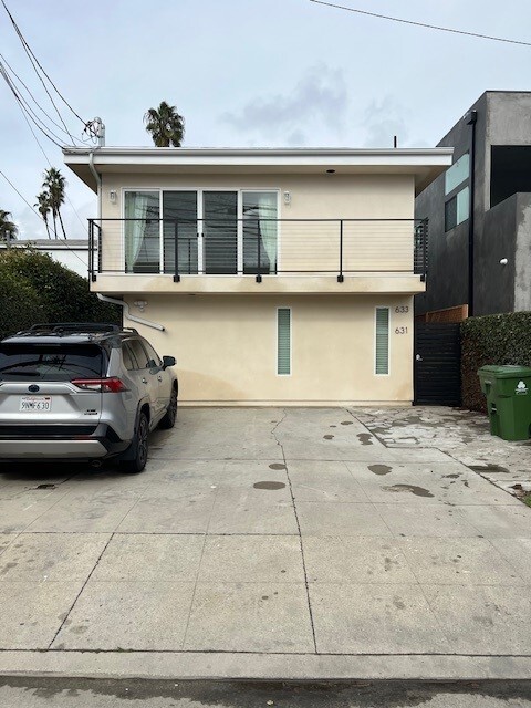 Parking - 633 Marr St