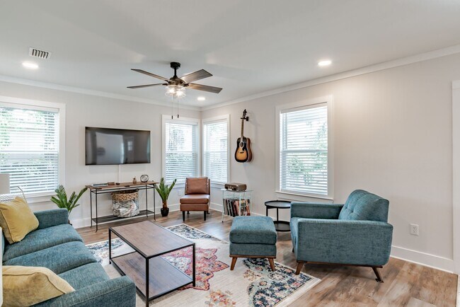 Building Photo - Stylish 3 Bedroom Bungalow near NAS and Be...