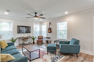 Building Photo - Stylish 3 Bedroom Bungalow near NAS and Be...