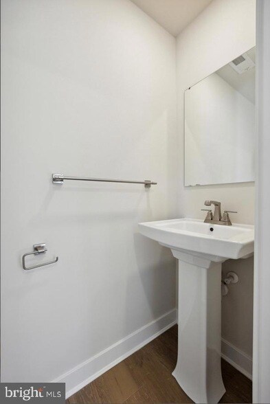 Building Photo - 223 Avalon Dr