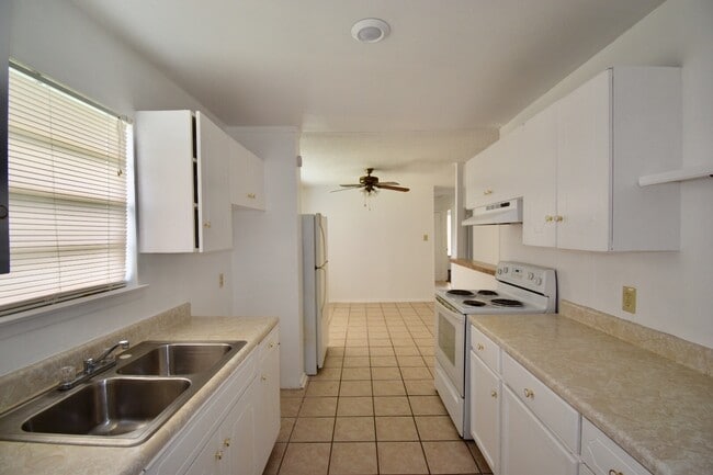 Building Photo - Welcome home to 6903 Tallahasse!