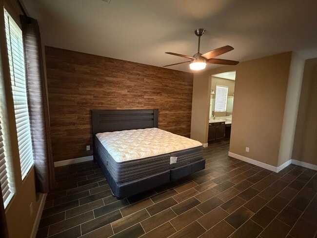 Building Photo - Gated Astoria Home