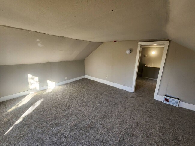 Building Photo - Charming 4-Bedroom Property in Prime Location