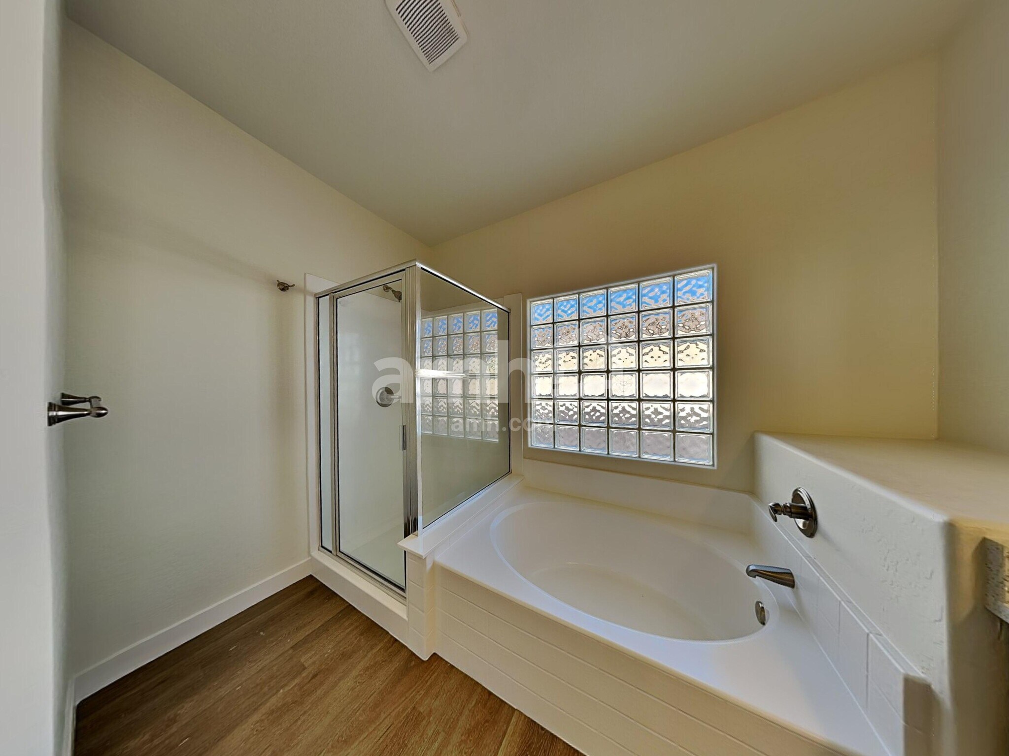 Building Photo - 8854 W Northview Ave