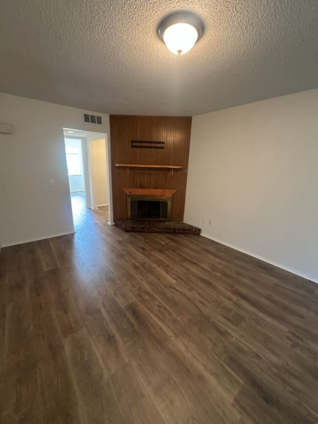 Building Photo - Freshly Renovated - 2 Bedroom | Pet Friendly